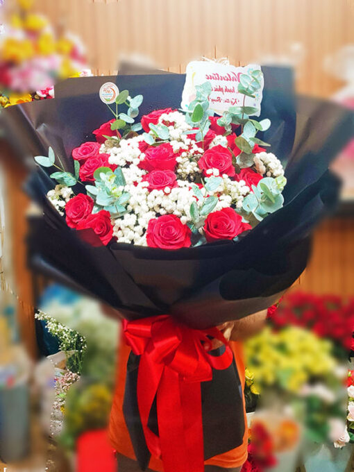 bó hoa hồng đỏ giấy gói hoa cao cấp, giao hoa tận nơi.