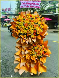 Bạn đang tìm hoa tươi quận Gò Vấp đẹp, nổi bật để chúc mừng khai trương, sự kiện hay lễ đặc biệt? Mẫu kệ hoa tone vàng dưới đây là lựa chọn lý tưởng giúp bạn gây ấn tượng mạnh và gửi gắm lời chúc ý nghĩa.