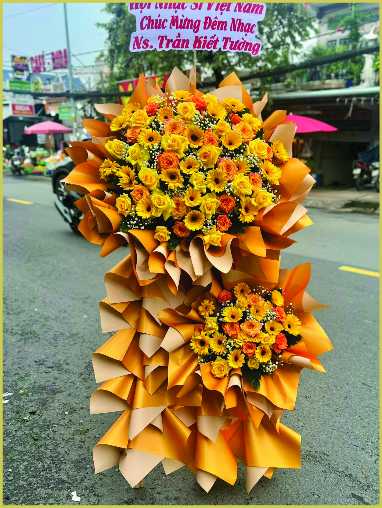 Bạn đang tìm hoa tươi quận Gò Vấp đẹp, nổi bật để chúc mừng khai trương, sự kiện hay lễ đặc biệt? Mẫu kệ hoa tone vàng dưới đây là lựa chọn lý tưởng giúp bạn gây ấn tượng mạnh và gửi gắm lời chúc ý nghĩa.